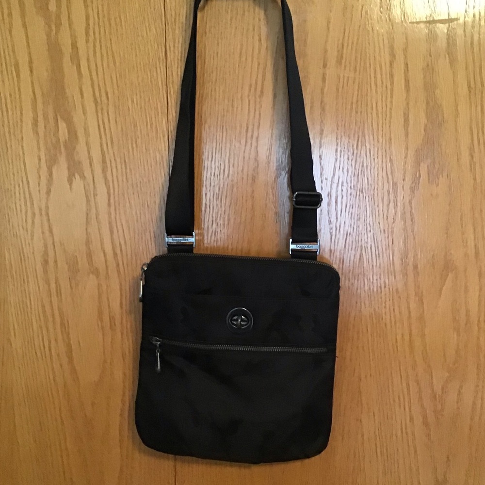 Baggallini “Hanover”black camo w/gunmetal hardware